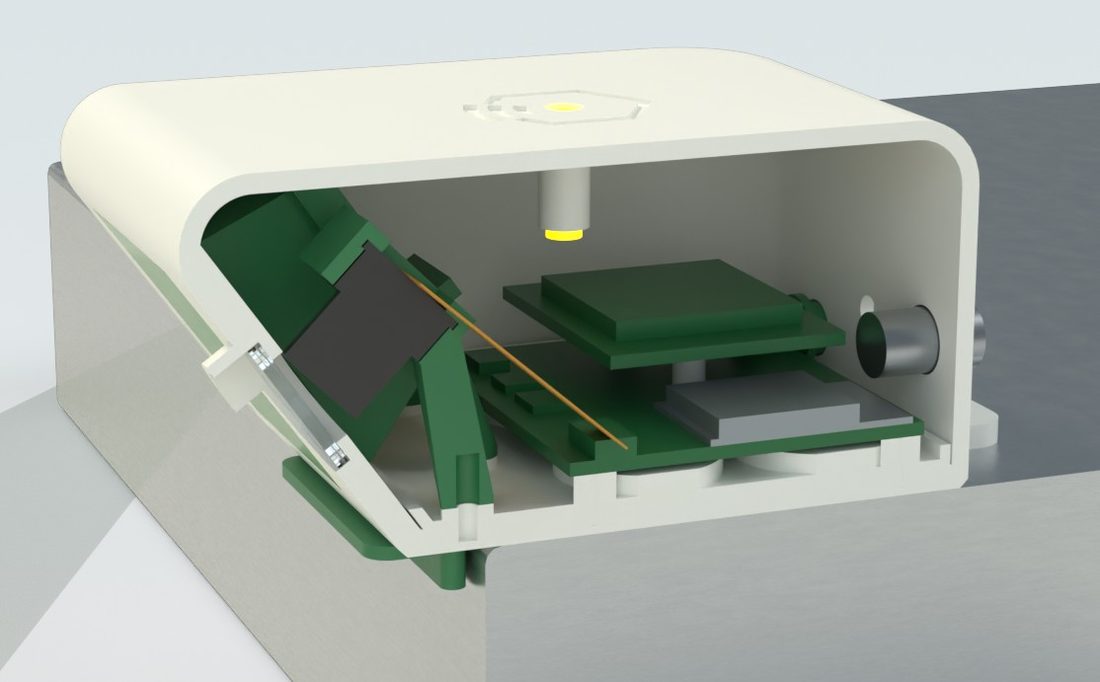 Vue en coupe : le radar derrière la fenêtre inclinée, la caméra, la carte électronique et le modem 4G
